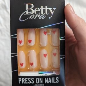 Bettycora medium length round oval press on nails in natural heart pattern